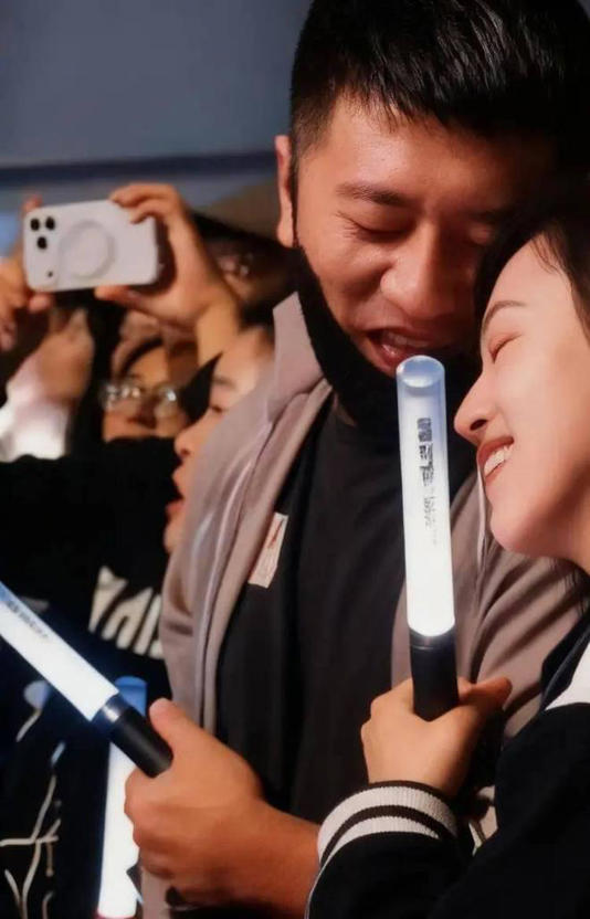 网友炸锅 怀疑张雪峰出轨 网友炸锅 怀疑张雪峰出轨