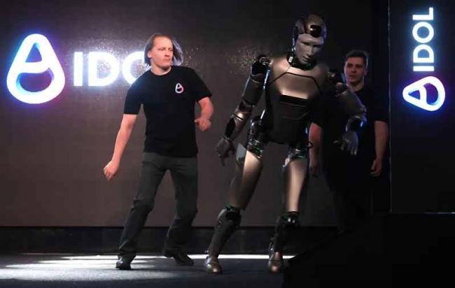 俄首款AI机器人首度公开亮相 当场摔倒 俄首款AI机器人首度公开亮相 当场摔倒