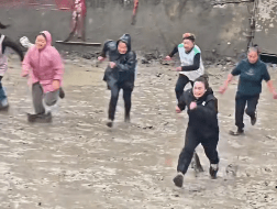 贵州办“抓猪比赛” 女子飞身压擒震撼网友 贵州办“抓猪比赛” 女子飞身压擒震撼网友