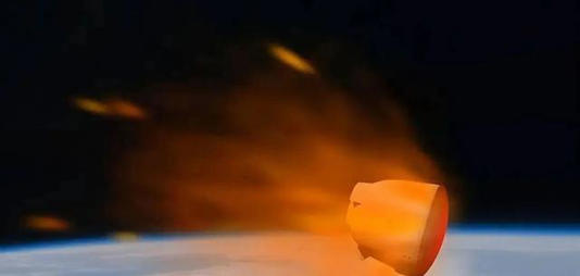 神舟21号返回舱掉了块东西 着陆瞬间冒火 神舟21号返回舱掉了块东西 着陆瞬间冒火