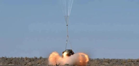 神舟21号返回舱掉了块东西 着陆瞬间冒火 神舟21号返回舱掉了块东西 着陆瞬间冒火