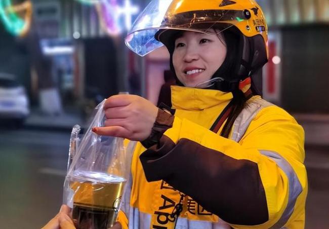 中国街头的女性外卖骑手 以惊人速度暴增 中国街头的女性外卖骑手 以惊人速度暴增