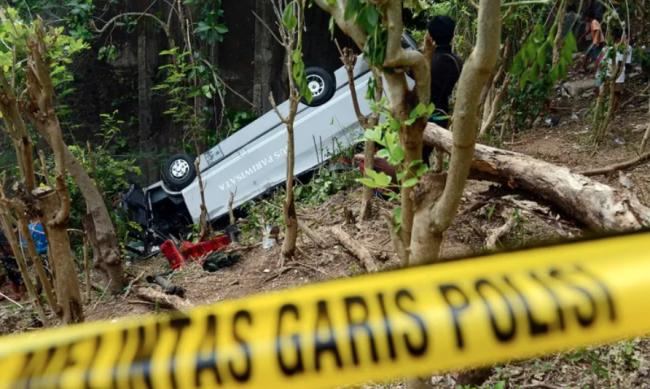 小巴车坠入山谷 5名中国游客死亡 小巴车坠入山谷 5名中国游客死亡