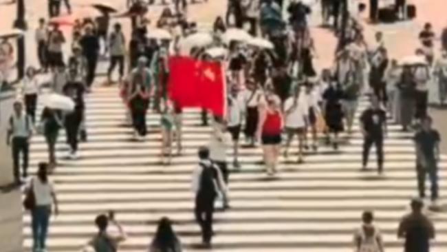 男子在东京市区挥舞五星红旗 结果… 男子在东京市区挥舞五星红旗 结果…