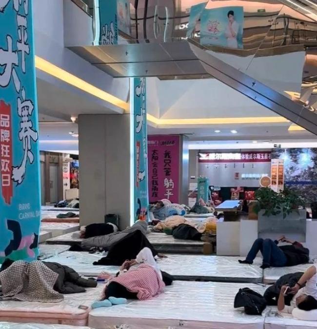 33小时35分钟!小伙获得“躺平大赛”冠军 33小时35分钟!小伙获得“躺平大赛”冠军