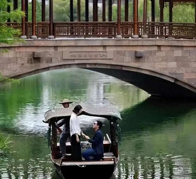 霍启仁玉龙雪山办婚礼 霍震霆朱玲玲现身 霍启仁玉龙雪山办婚礼 霍震霆朱玲玲现身