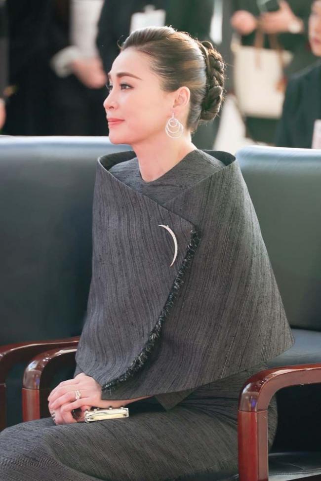 47岁泰王后惊艳北京航天城,泰丝套装很别致 47岁泰王后惊艳北京航天城,泰丝套装很别致