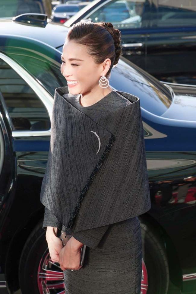 47岁泰王后惊艳北京航天城,泰丝套装很别致 47岁泰王后惊艳北京航天城,泰丝套装很别致