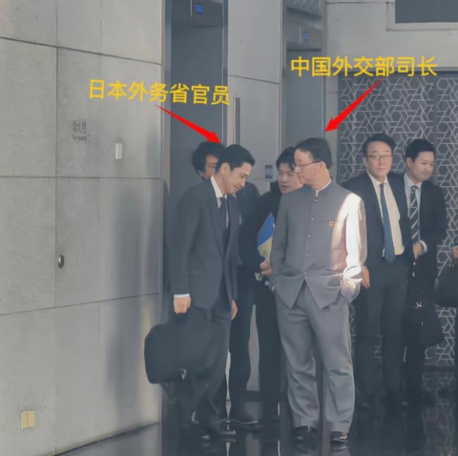 央视竟PO官员“插口袋”送客 背后目的被揭 央视竟PO官员“插口袋”送客 背后目的被揭