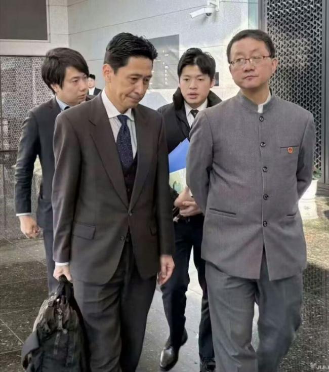 “如此不懂礼貌的外交官员,可知中国的水准” “如此不懂礼貌的外交官员,可知中国的水准”