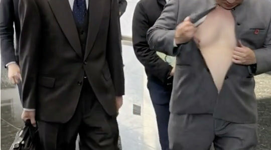 “如此不懂礼貌的外交官员,可知中国的水准” “如此不懂礼貌的外交官员,可知中国的水准”