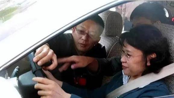 当年高材生王佐良娶瘫痪的张海迪 现况如何 当年高材生王佐良娶瘫痪的张海迪 现况如何