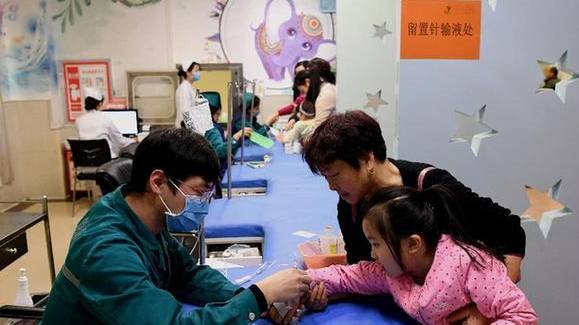 深圳广州医院排长龙 孩子班中一半人请病假 深圳广州医院排长龙 孩子班中一半人请病假