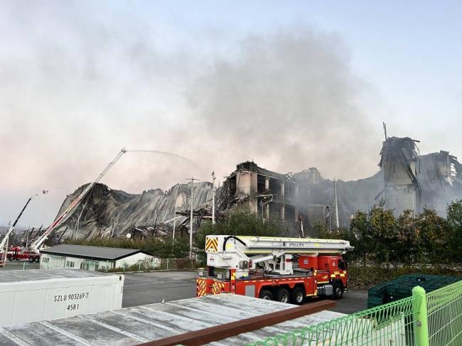 亚洲规模最大时尚物流中心火灾烧了60小时 亚洲规模最大时尚物流中心火灾烧了60小时