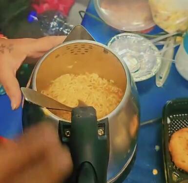 大妈火车上煮泡面影片疯传 引发安全整治行动 大妈火车上煮泡面影片疯传 引发安全整治行动