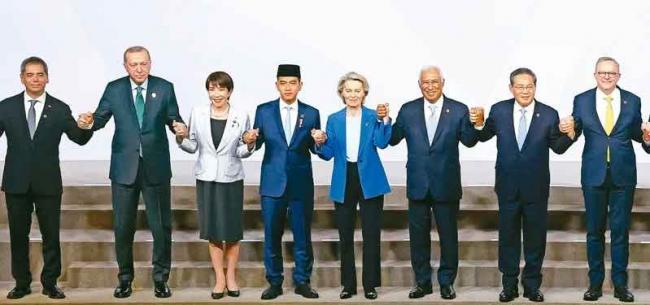 中间隔着3人 李强和她在媒体面前无任何互动 中间隔着3人 李强和她在媒体面前无任何互动