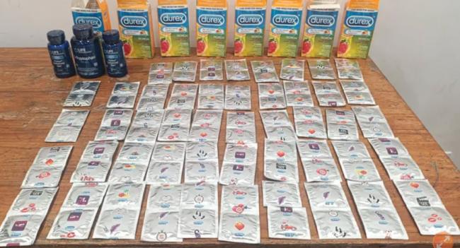 美国男子携带96个避孕套入境这国被拒… 美国男子携带96个避孕套入境这国被拒…