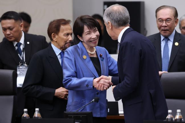 新手领袖高市 国际舞台化身“打招呼魔人” 新手领袖高市 国际舞台化身“打招呼魔人”