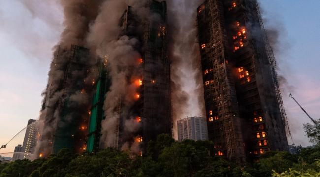 香港住宅大楼爆严重火灾 已致13死 消防员殉职 香港住宅大楼爆严重火灾 已致13死 消防员殉职