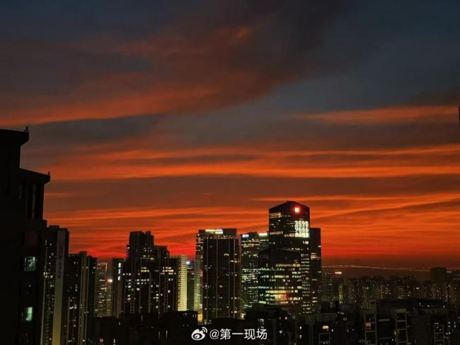 深圳惊现火烧云 网民狂赞 深圳惊现火烧云 网民狂赞