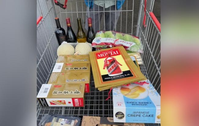 这里的茅台酒便宜? 华人一口气买了4瓶 这里的茅台酒便宜? 华人一口气买了4瓶