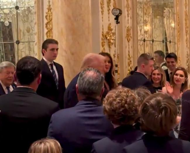 巴伦川普随父亲赴宴,2米多少年梳背头挺高冷 巴伦川普随父亲赴宴,2米多少年梳背头挺高冷