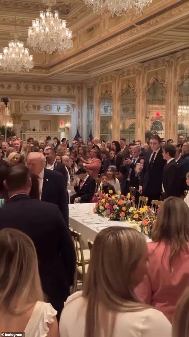 巴伦川普随父亲赴宴,2米多少年梳背头挺高冷 巴伦川普随父亲赴宴,2米多少年梳背头挺高冷