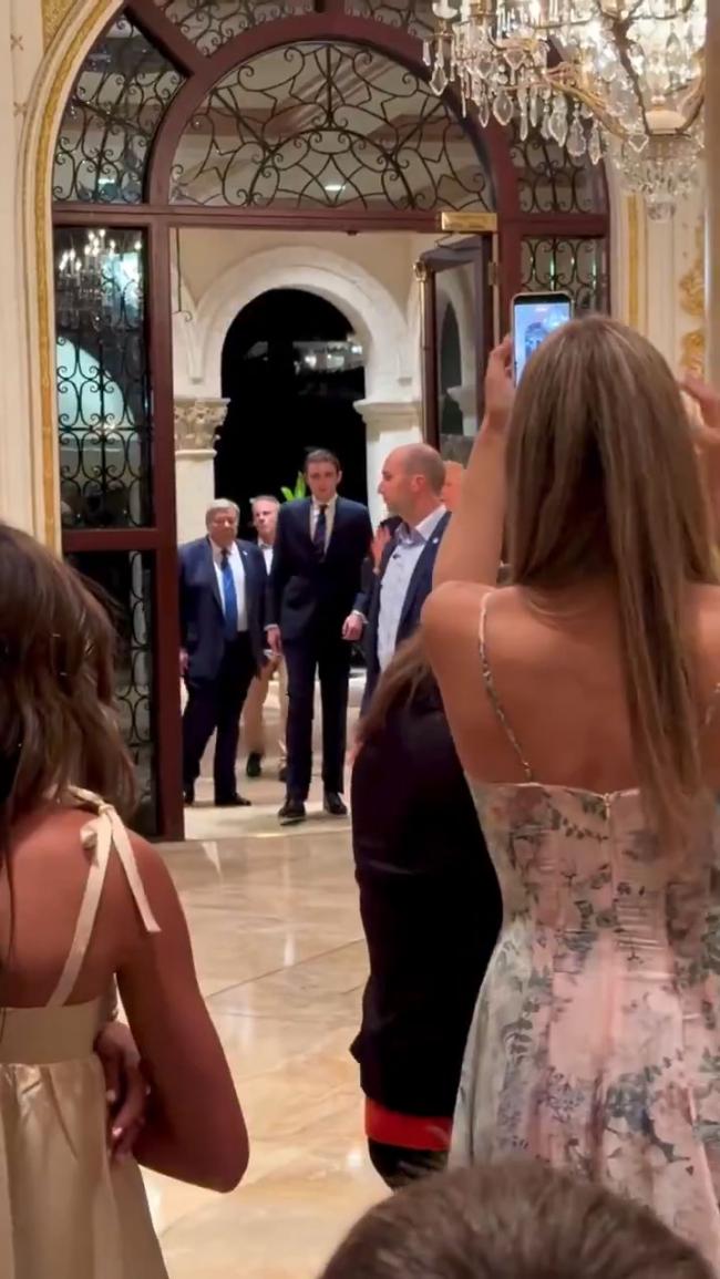 巴伦川普随父亲赴宴,2米多少年梳背头挺高冷 巴伦川普随父亲赴宴,2米多少年梳背头挺高冷