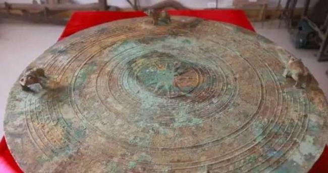 大叔挖蚯蚓 竟掘出30公斤千年前“精美大宝贝” 大叔挖蚯蚓 竟掘出30公斤千年前“精美大宝贝”