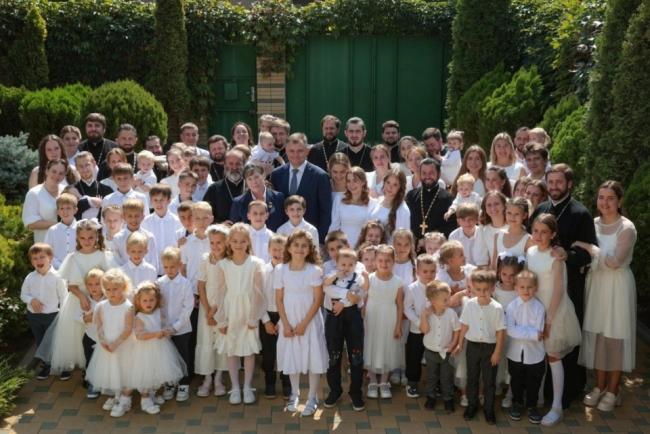 生育18个孩子,俄“超级母亲”离世,年仅59岁 生育18个孩子,俄“超级母亲”离世,年仅59岁