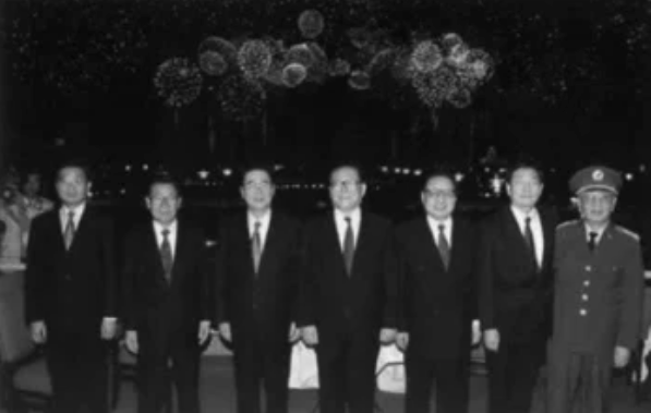 中共7人奇特合照:其中5人都和江泽民结下梁子 中共7人奇特合照:其中5人都和江泽民结下梁子