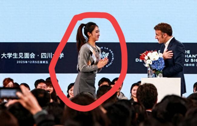 终于知道给马克龙献花的清纯女孩了!颜值极高 终于知道给马克龙献花的清纯女孩了!颜值极高