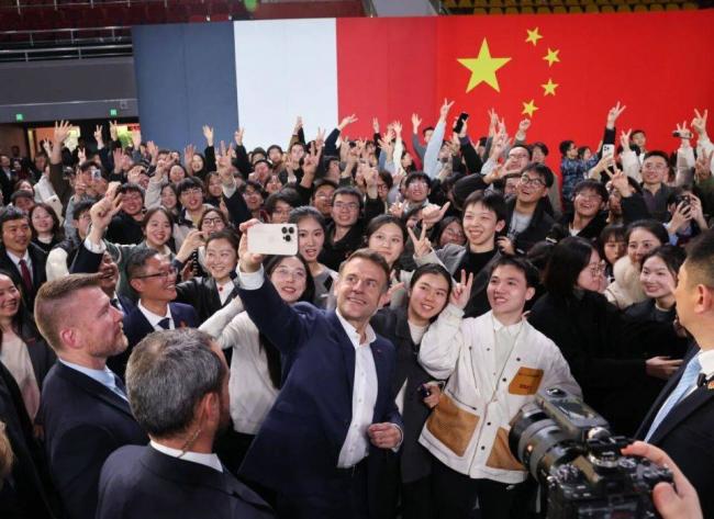 终于知道给马克龙献花的清纯女孩了!颜值极高 终于知道给马克龙献花的清纯女孩了!颜值极高