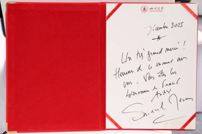 终于知道给马克龙献花的清纯女孩了!颜值极高 终于知道给马克龙献花的清纯女孩了!颜值极高