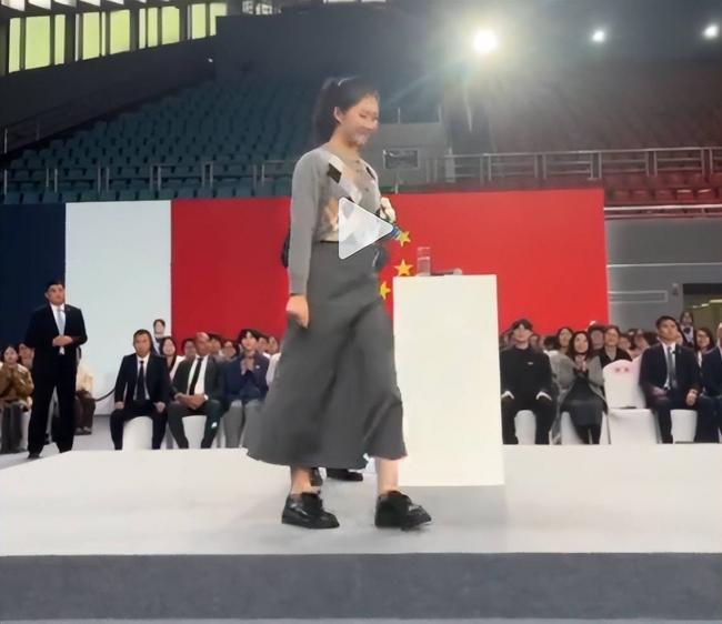 终于知道给马克龙献花的清纯女孩了!颜值极高 终于知道给马克龙献花的清纯女孩了!颜值极高