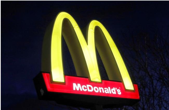 一句话挨轰 麦当劳急撤AI生成广告片 一句话挨轰 麦当劳急撤AI生成广告片