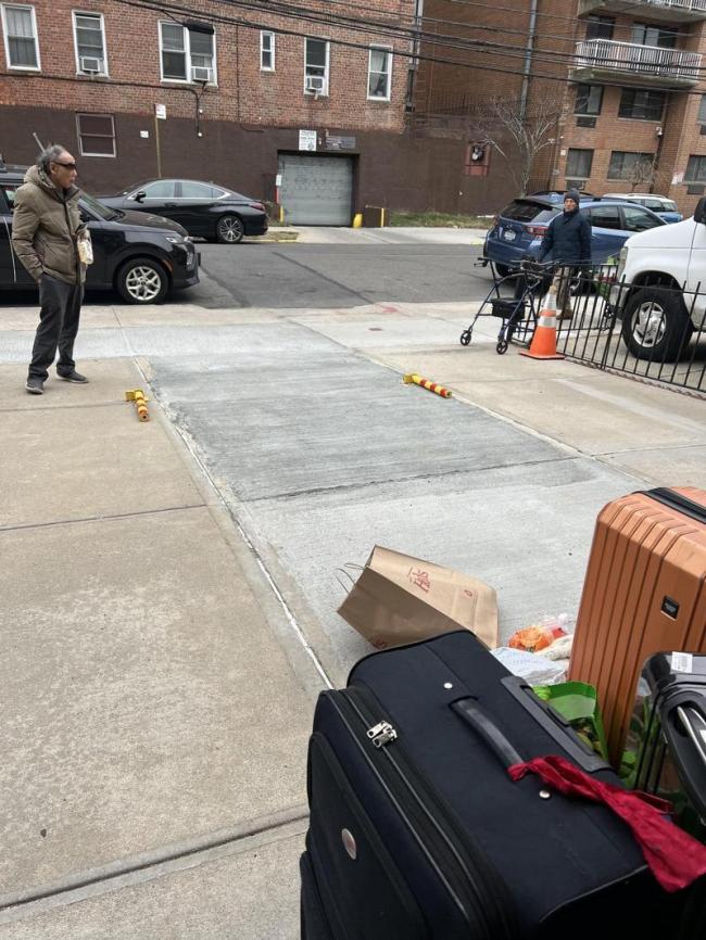 纽约华裔老租客赖租一年 被法警强制搬出 纽约华裔老租客赖租一年 被法警强制搬出