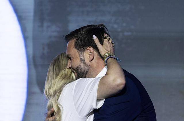 万斯被传在餐厅对妻子大喊大叫,网:情况不妙 万斯被传在餐厅对妻子大喊大叫,网:情况不妙