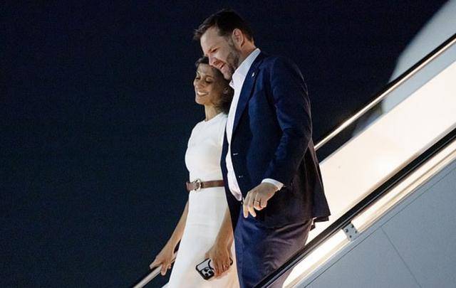 万斯被传在餐厅对妻子大喊大叫,网:情况不妙 万斯被传在餐厅对妻子大喊大叫,网:情况不妙