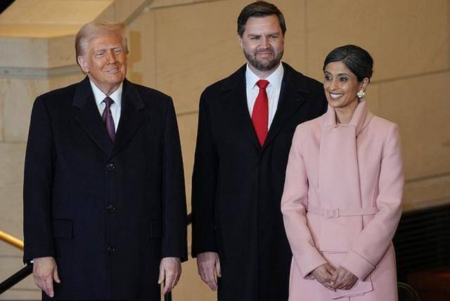 万斯被传在餐厅对妻子大喊大叫,网:情况不妙 万斯被传在餐厅对妻子大喊大叫,网:情况不妙