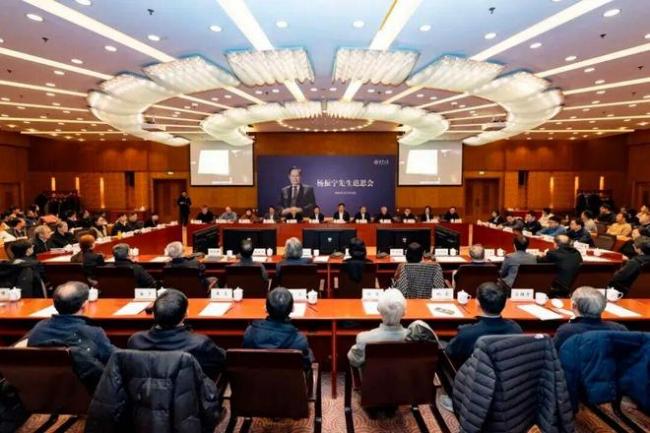 翁帆追忆杨振宁“很喜欢走路、制作小电影...” 翁帆追忆杨振宁“很喜欢走路、制作小电影...”