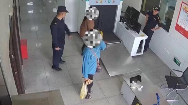 中国女子入境姿势怪异 裤子鼓起 海关一查 … 中国女子入境姿势怪异 裤子鼓起 海关一查 …