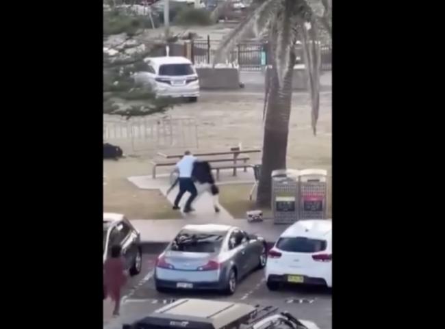 悉尼枪击案惊险一幕:男子靠近枪手成功夺枪 悉尼枪击案惊险一幕:男子靠近枪手成功夺枪