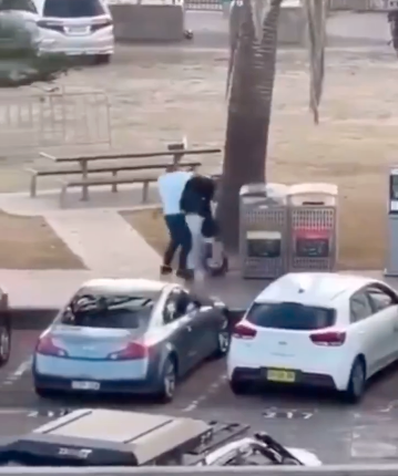 澳洲海滩枪案 白衣男子夺枪救下数百人 身份曝光 澳洲海滩枪案 白衣男子夺枪救下数百人 身份曝光