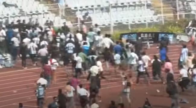 梅西出场15分钟 球迷怒砸球场 警察出动了… 梅西出场15分钟 球迷怒砸球场 警察出动了…