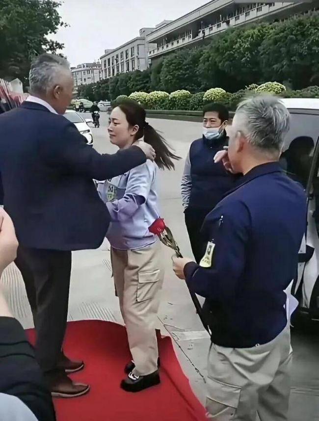 中国员工列队送别日本总裁视频,网友集体破防 中国员工列队送别日本总裁视频,网友集体破防