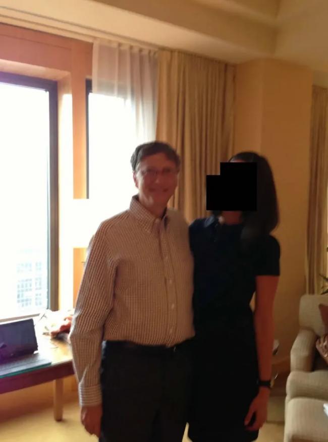 盖茨同框神秘女...民主党再曝爱泼斯坦新照 盖茨同框神秘女...民主党再曝爱泼斯坦新照