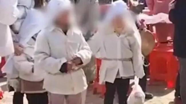 夫妻生8个孩子后双双离世 哥嫂接手拒领养 夫妻生8个孩子后双双离世 哥嫂接手拒领养