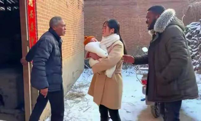 河南女子偷嫁给黑人 生娃后回娘家被拒之门外 河南女子偷嫁给黑人 生娃后回娘家被拒之门外