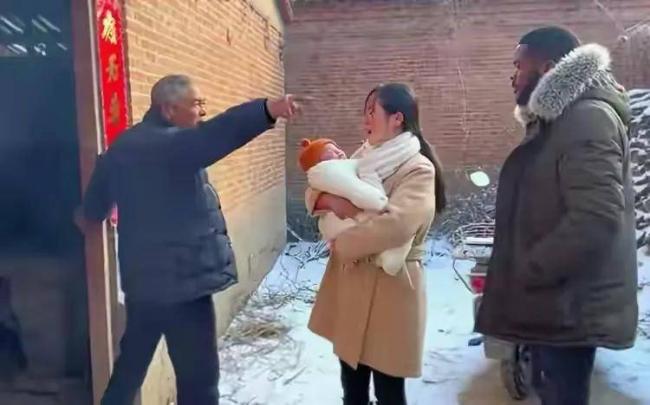 河南女子偷嫁给黑人 生娃后回娘家被拒之门外 河南女子偷嫁给黑人 生娃后回娘家被拒之门外